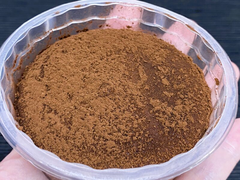 業務スーパー・チョコレートトリュフの蓋を開けた状態・カカオパウダーがたっぷりかかった解凍後の見た目