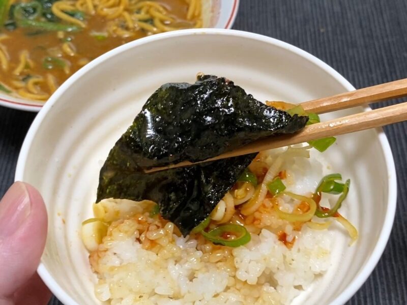 山岡家乾麺・特製味噌のスープを吸った海苔を白米の上に乗せた野獣食い風アレンジ