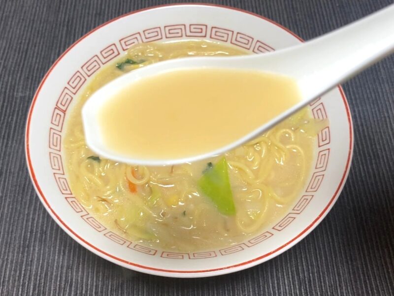 レンゲですくったお水がいらないちゃんぽんの白濁した長崎風白湯スープのアップ