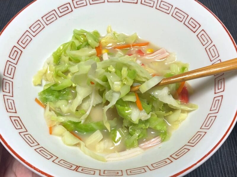 ちゃんぽんに追加したキャベツ・にんじん・かまぼこなどの野菜をたっぷり盛った状態のアップ