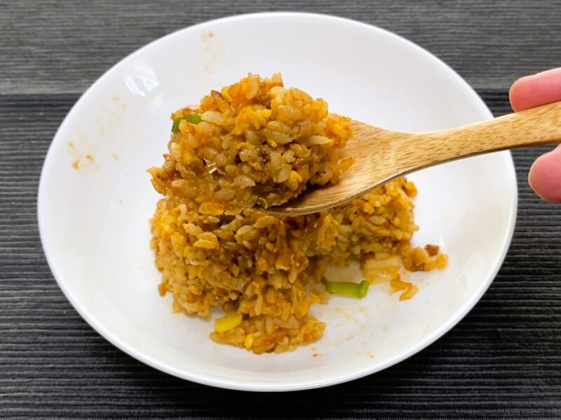 業務スーパー・汁なし担担麺の素の担担炒飯をレンゲですくった様子・ねっとりした仕上がり