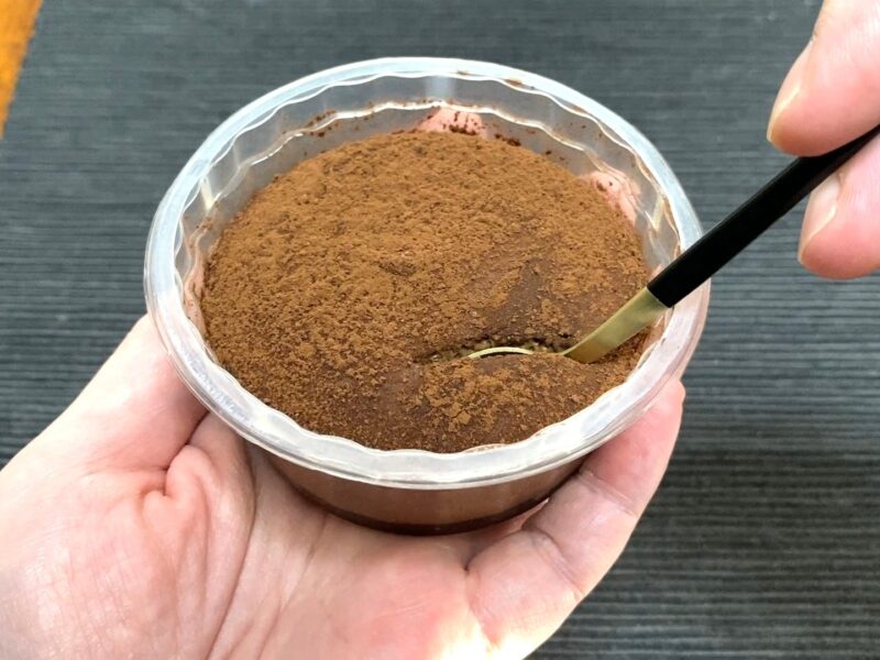 業務スーパー・チョコレートトリュフにスプーンを入れた様子・柔らかくスッと入るなめらかな食感