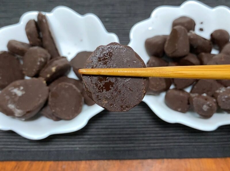 業務スーパー・チョコバナナ半解凍状態を箸で持ち上げたアップ・チョコが柔らかくなった状態