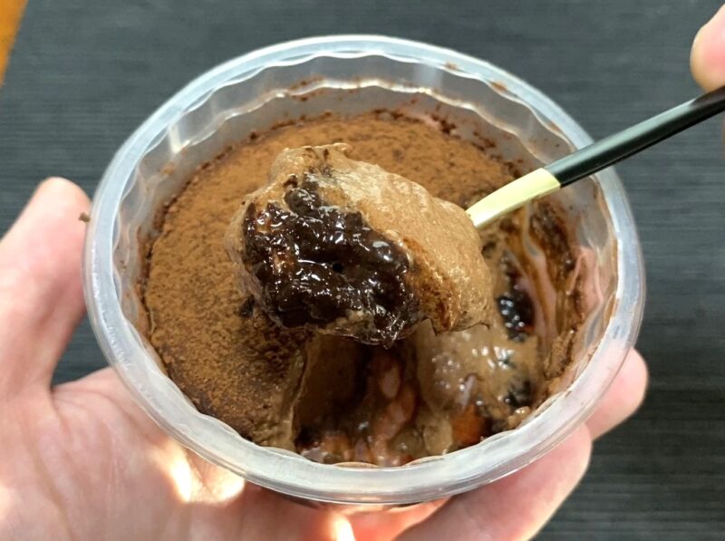 業務スーパー・チョコレートトリュフの中身アップ・とろけるようなチョコレートムースの断面