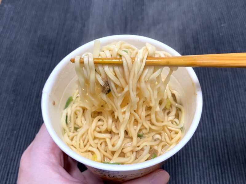 コスモスON365・旨口しょうゆヌードルの麺を箸で持ち上げた様子・平麺でツルッとした口当たり