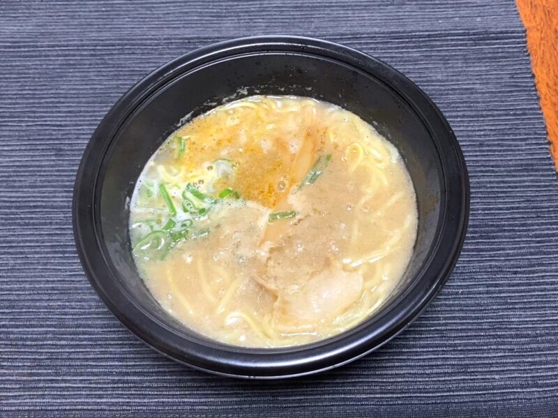 電子レンジ調理後の天下一品監修こってりラーメン完成品。とろみのある白濁スープに麺・ねぎが入った全体の様子