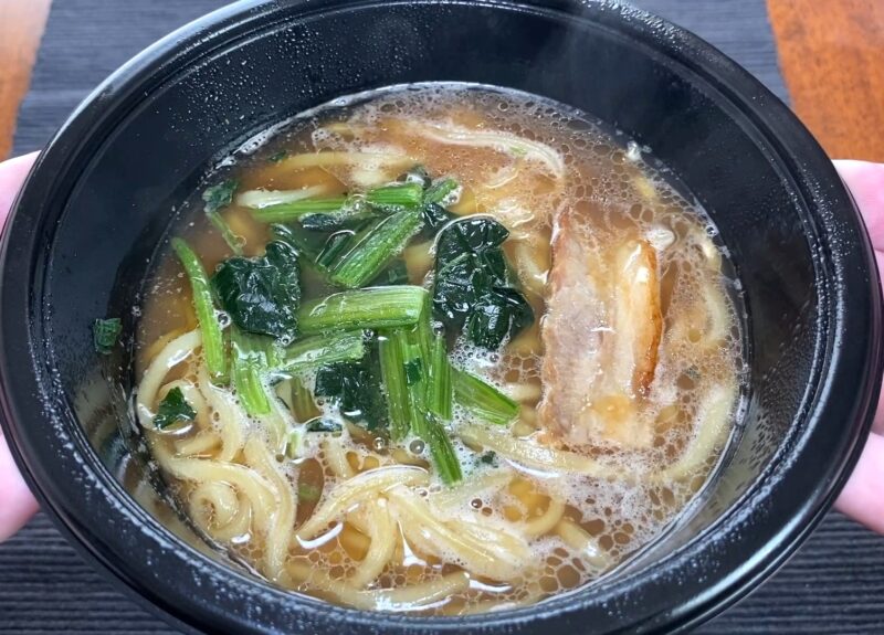 吉村家 横浜豚骨醤油ラーメンの完成品。豚骨醤油スープに中太もっちり麺・ほうれん草・焼豚が入った実食の様子