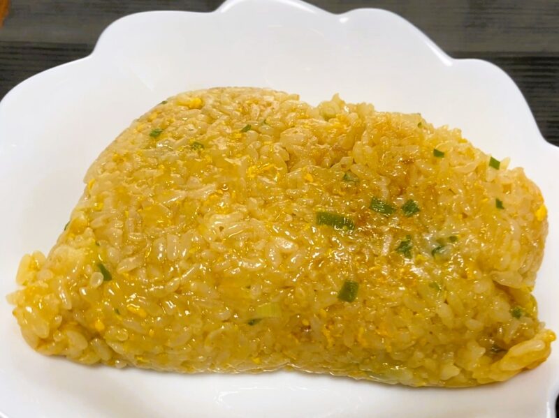 天下一品監修炒飯。こってりスープが染み込んだしっとりとした仕上がりで艶感がある