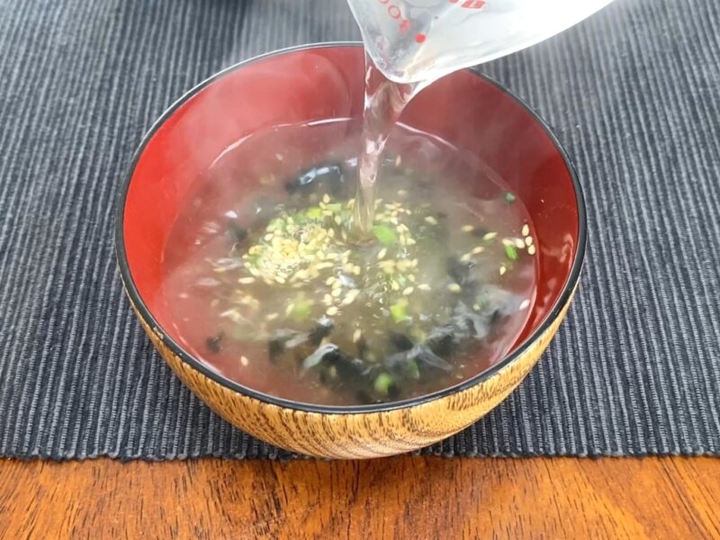 コスモスON365・わかめスープにお湯を注いでいる調理工程