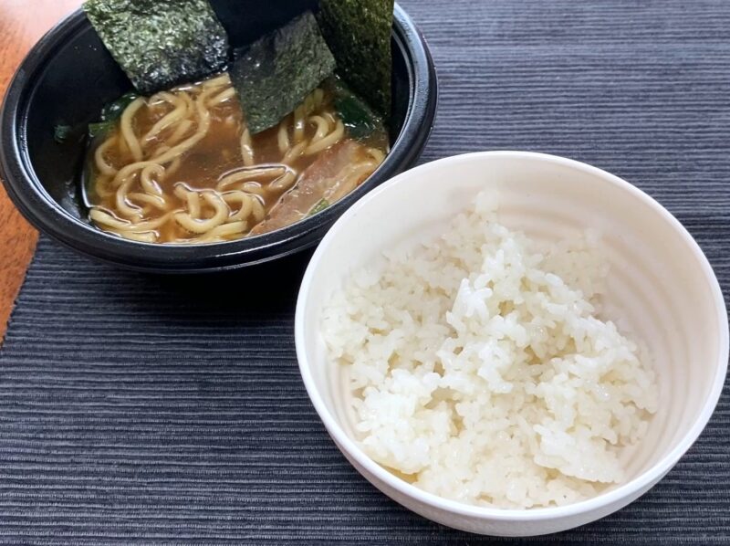 吉村家ラーメン（黒い器）と白いご飯茶碗を並べた家系ラーメン定番の食べ方スタイル