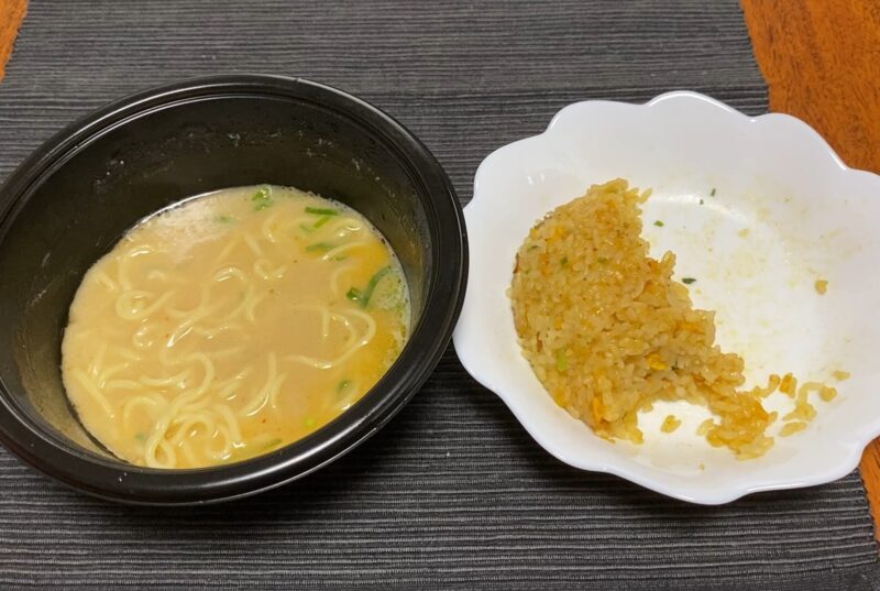 天下一品監修こってりラーメンと天下一品監修炒飯を並べた天一セットの組み合わせ