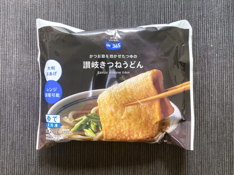 コスモスPB『ON365 讃岐きつねうどん』パッケージ全体。大判おあげ・かつお節つゆの冷凍うどん・税込158円