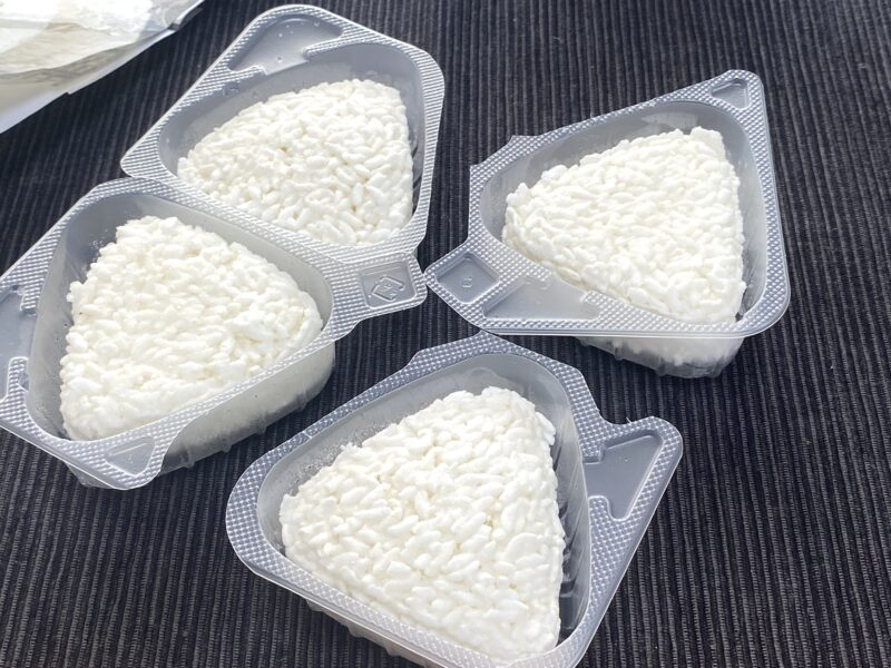 袋を開けた日本の味 塩むすびの中身。4個が個別トレーに入った冷凍状態のおにぎり