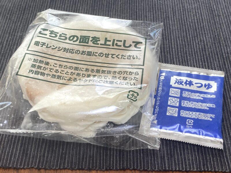 讃岐きつねうどんの中身。具付き冷凍うどん袋と液体つゆ小袋の2点セット