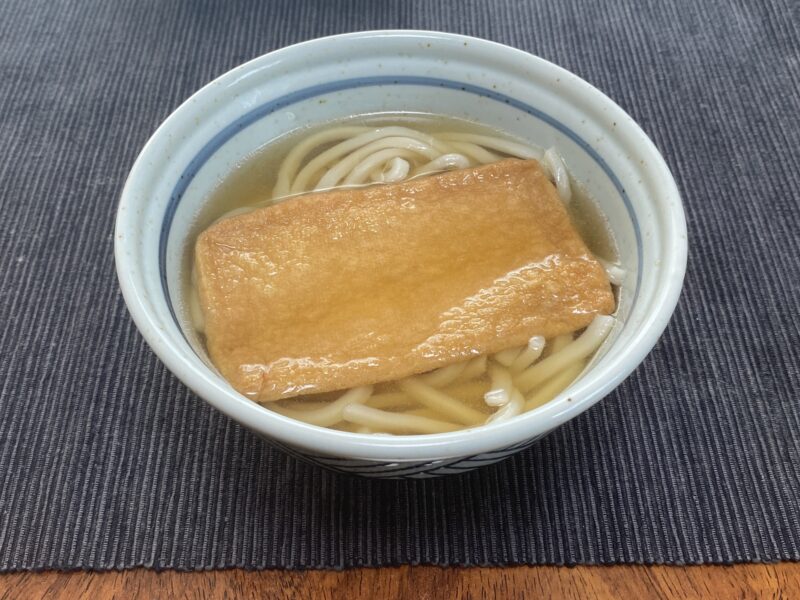 完成した讃岐きつねうどん。白い器に大判おあげとうどんが入ったきつねうどんの全体の様子