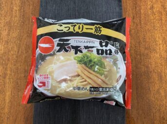 ローソン限定・キンレイ製『天下一品監修 こってりラーメン』パッケージ全体。こってり一筋の文字と調理例写真