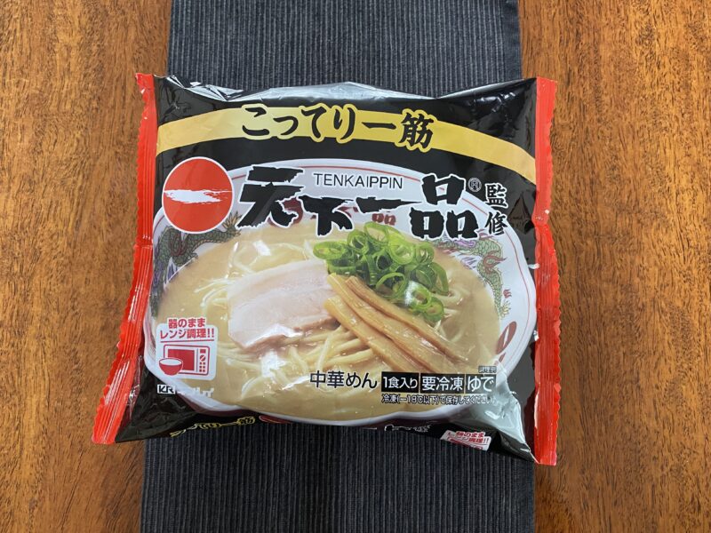 ローソン限定・キンレイ製『天下一品監修 こってりラーメン』パッケージ全体。こってり一筋の文字と調理例写真