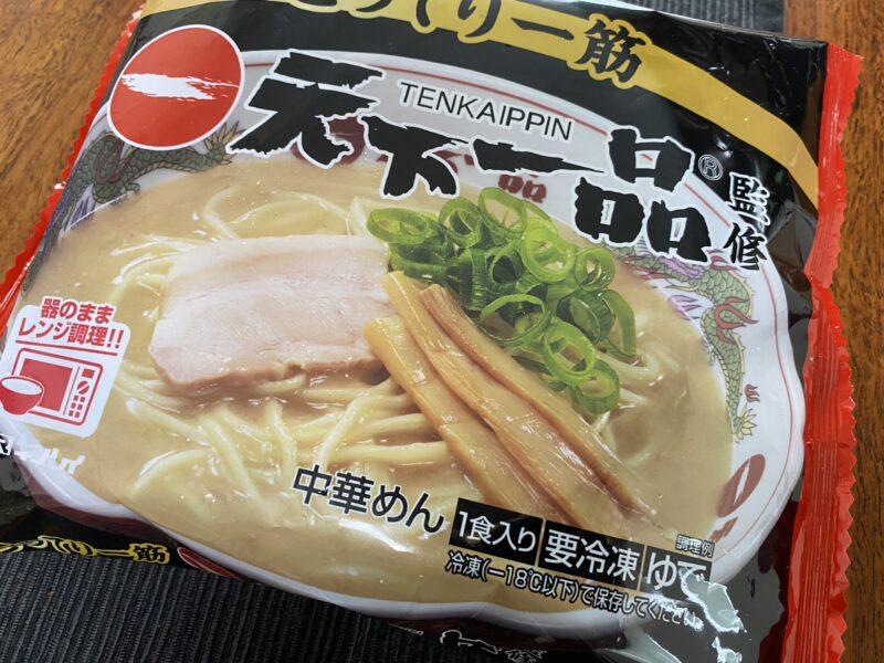 天下一品監修こってりラーメンのパッケージ正面アップ。器のままレンジ調理可能な冷凍ラーメン・税込516円
