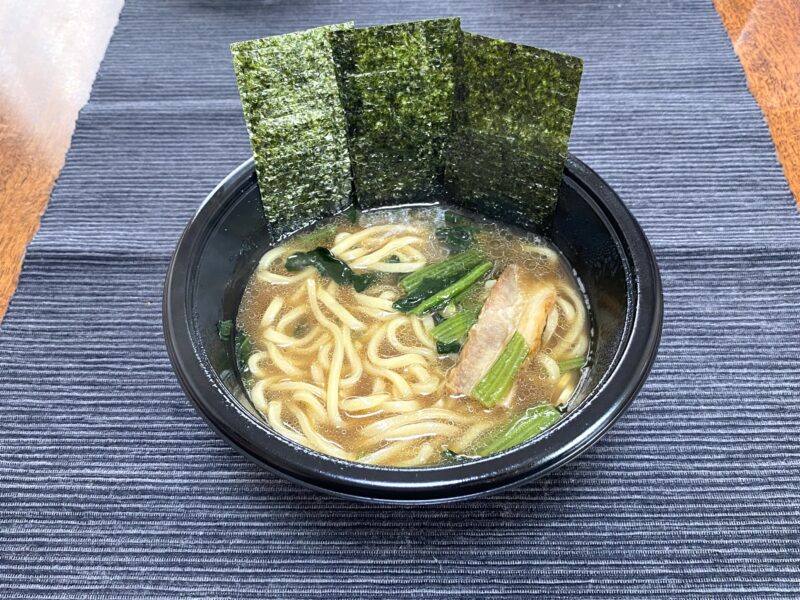 吉村家 横浜豚骨醤油ラーメンの完成品。海苔3枚を立てて盛り付けた全体の仕上がり