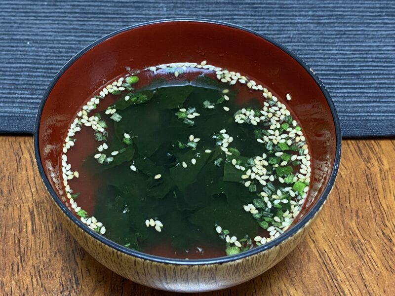 コスモスON365・わかめスープの完成品・わかめ・ごま・ネギが浮いた澄んだスープ