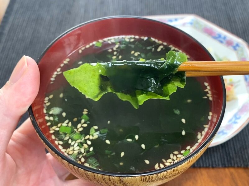 コスモスON365・わかめスープのわかめを箸で持ち上げたアップ・しっかりした食感のわかめ