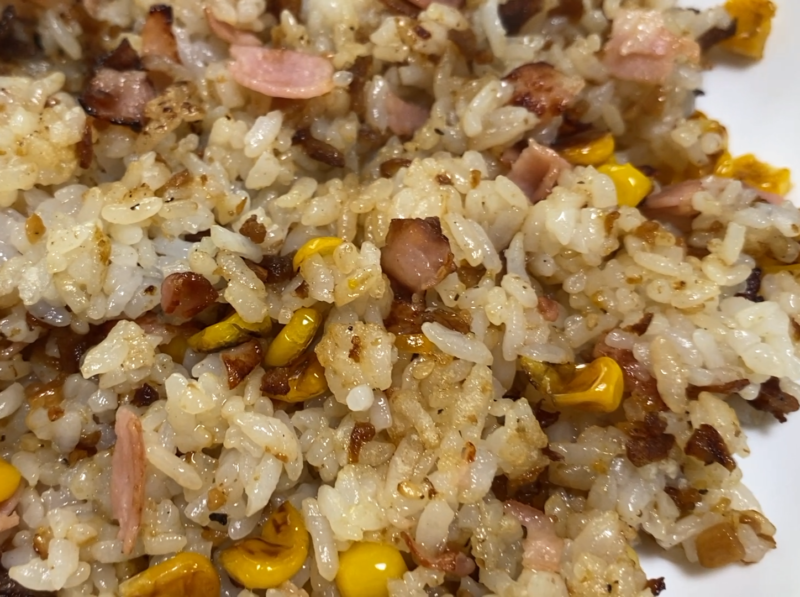 皿に盛った炒めガーリックライスのアップ。ご飯粒に焼き色が付き、パラッとほぐれている