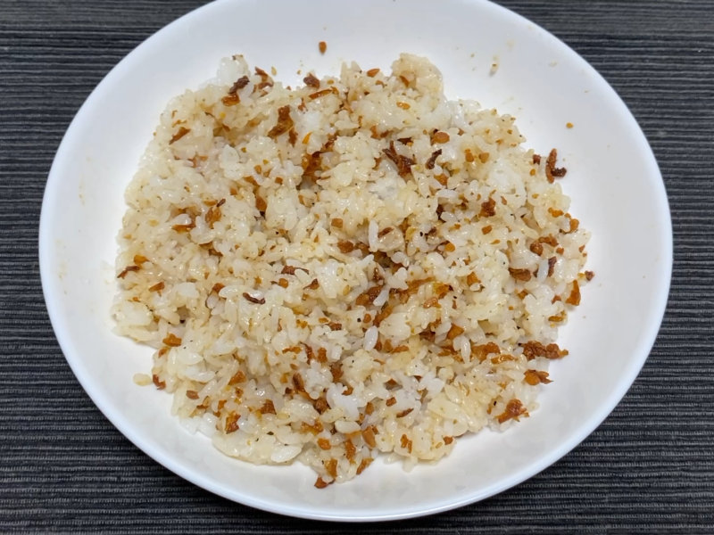 混ぜ終わったガーリックライス風の混ぜご飯。白いご飯に茶色いフライドガーリックが散らばっている