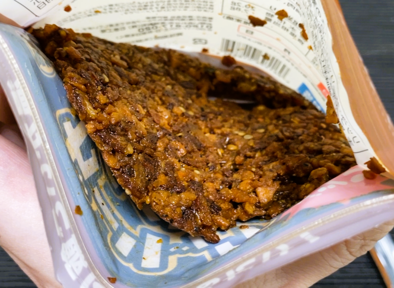 開封したガーリックライスの素。フライドオニオンやごまが油でしっとりまとまっている
